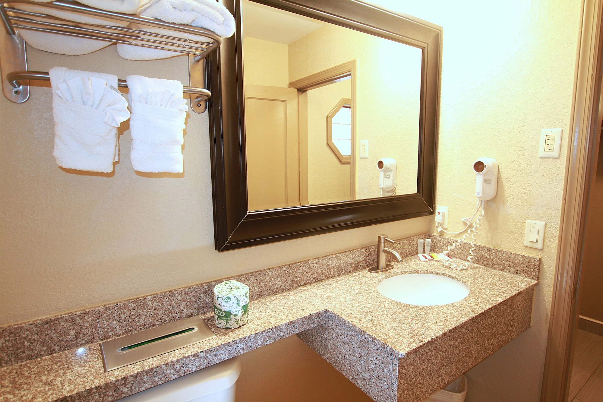 جناح تنفيذي بسرير كينج مع أريكة بجاكوزي، Travel Inn and Suites Flemington 8/9