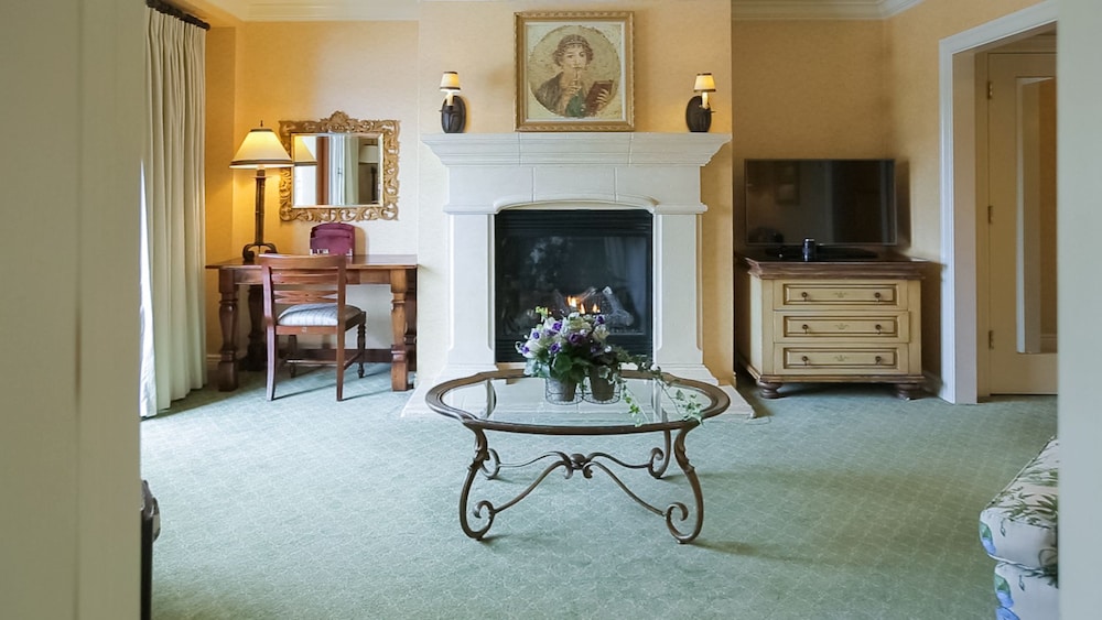 Delamar Greenwich Harbor 44/58