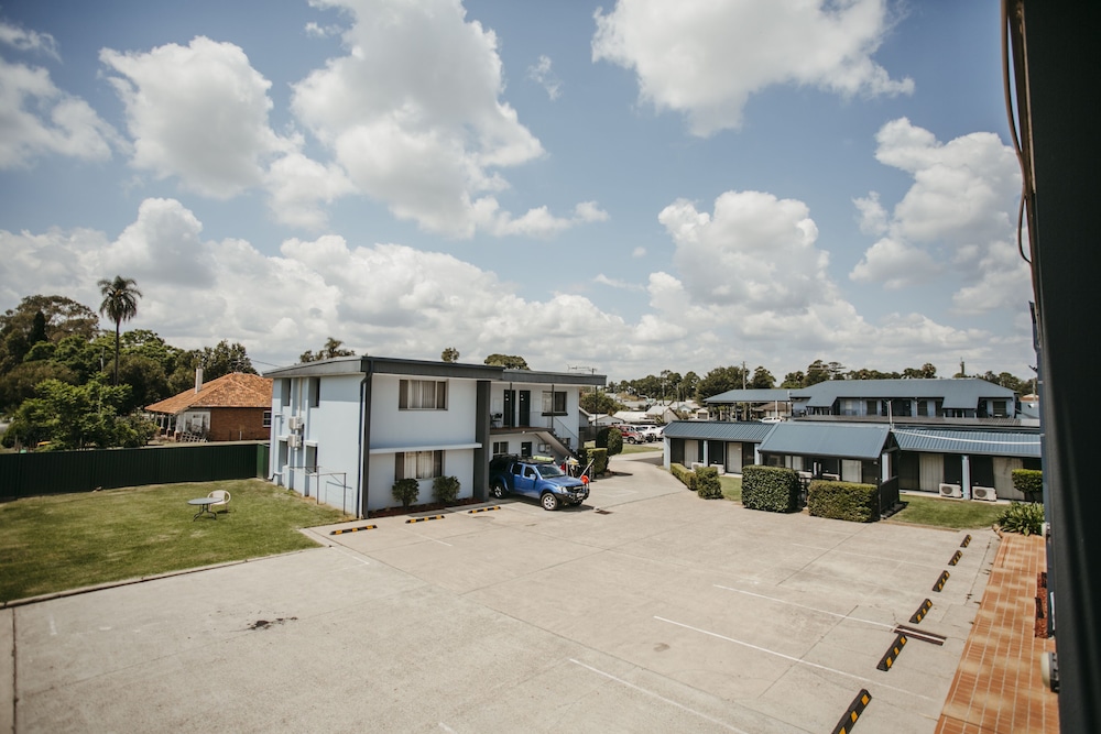 Colonial Motel 42/53
