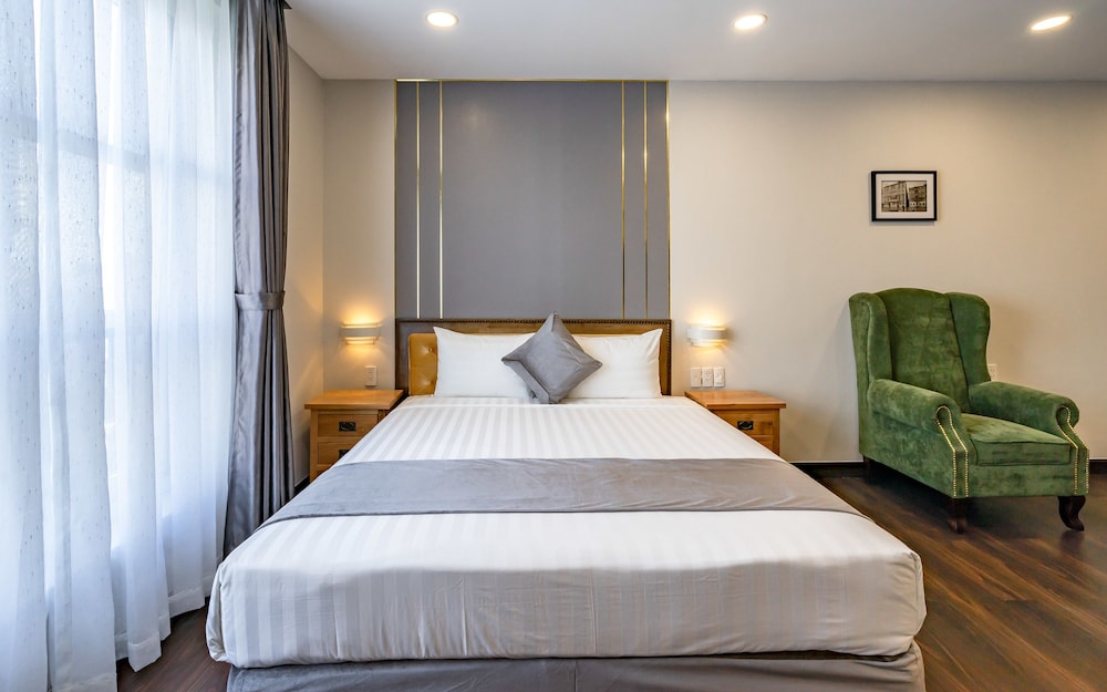 SUPERIOR, STUDIO, QUEEN BED, CITY VIEW