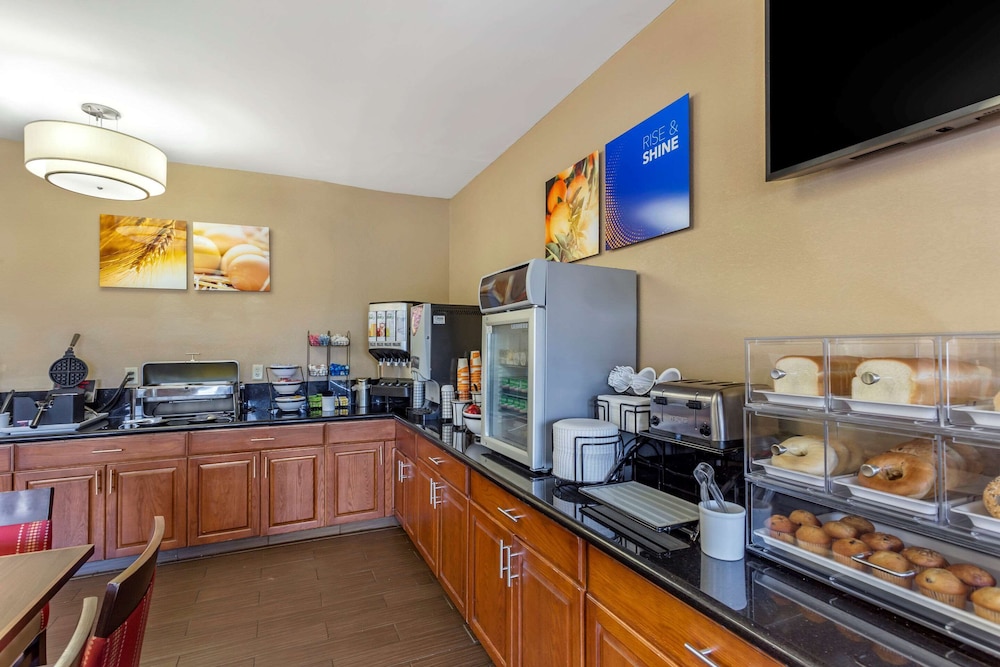 Comfort Inn Gurnee near Six Flags 30/35