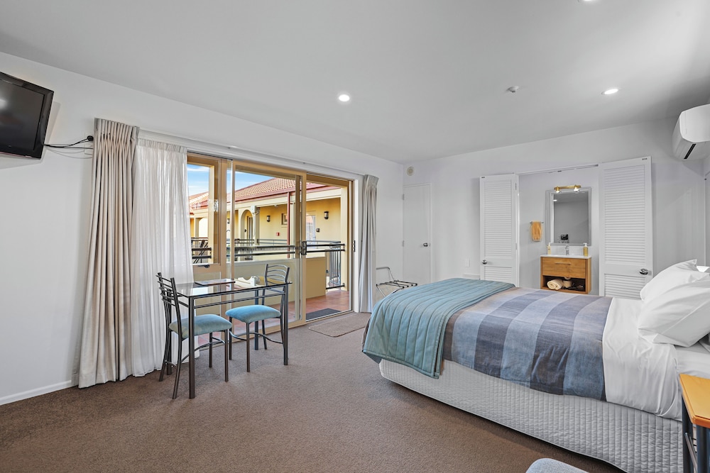 STUDIO, QUEEN BED
