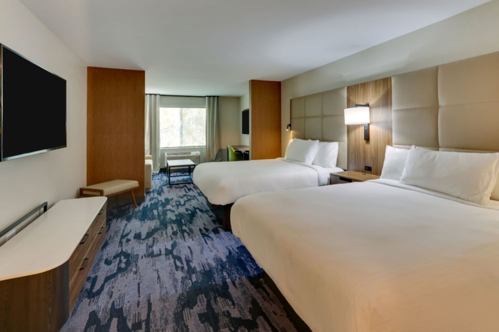 Suite, 2 Queen Beds, Sofa, Accessible