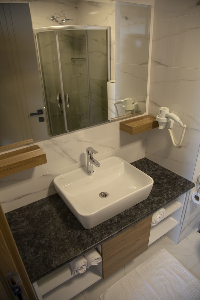 Golden World Suite Hotel 33/35