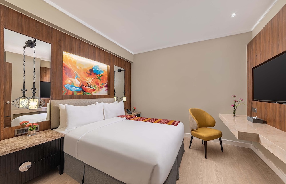 Grand, East, Deluxe, Family, 1 Queen and 2 Double Beds, Pool Access