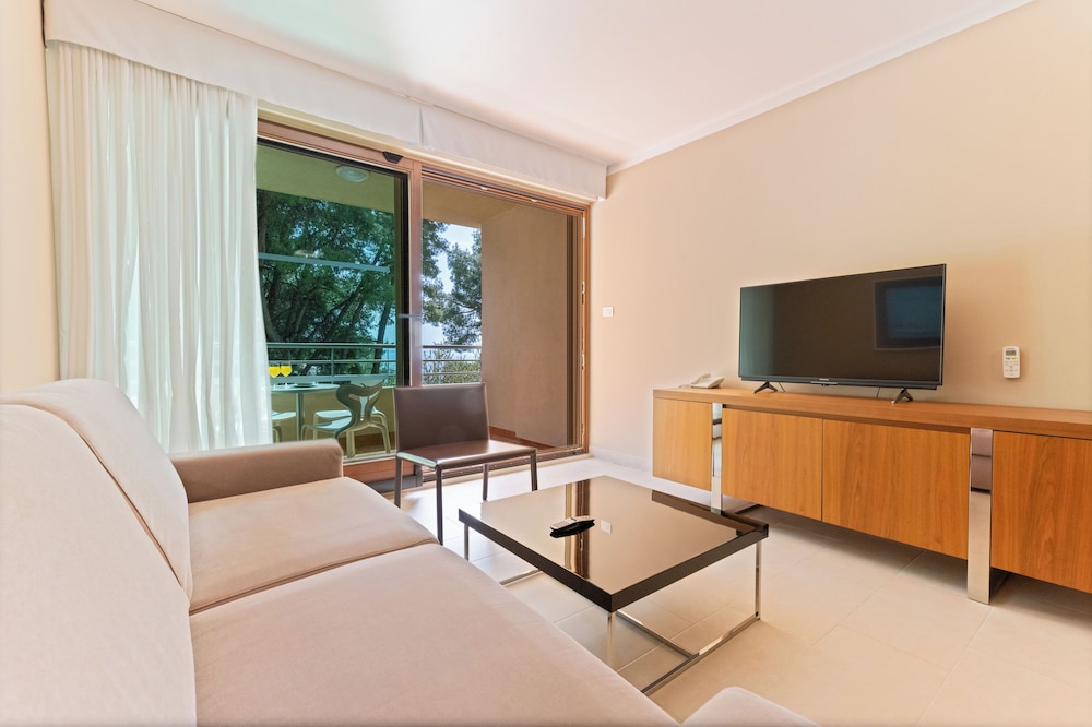THE RESIDENCE 39/71