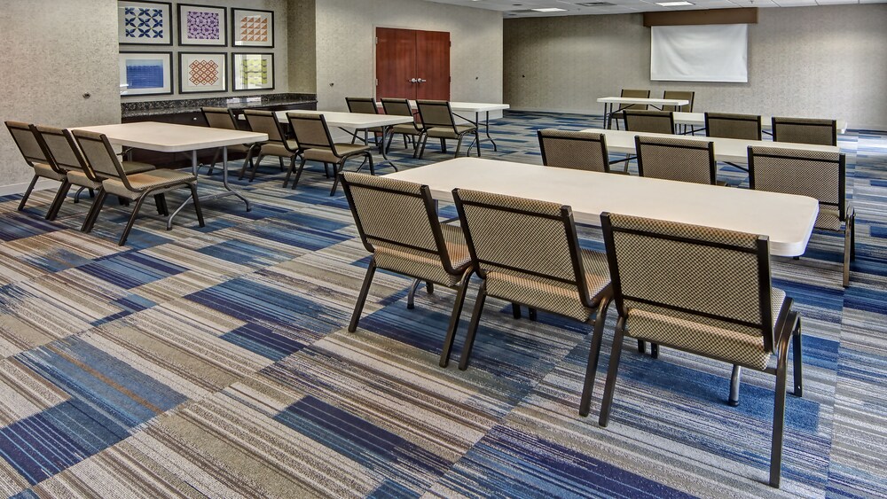 Holiday Inn Express Hotel Suites Cookeville 63/73