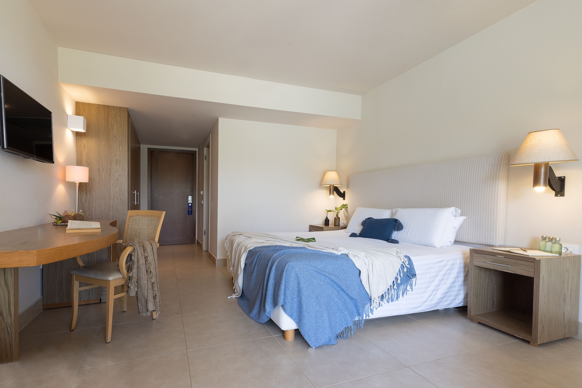 SUPERIOR, DOUBLE BED, DIRECT POOL ACCESS