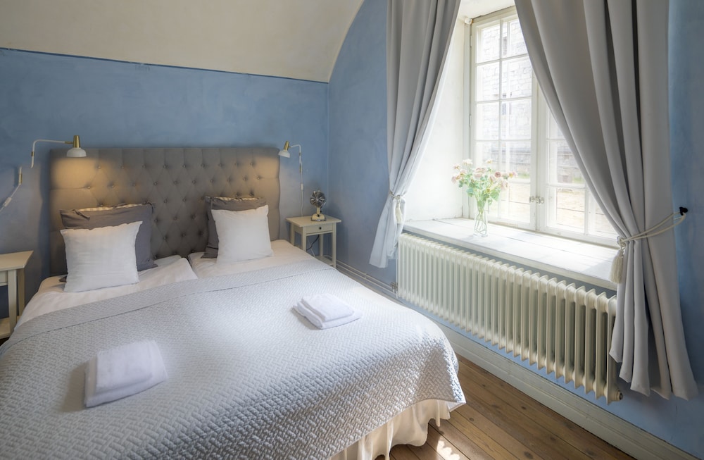 Standard, Twin Beds