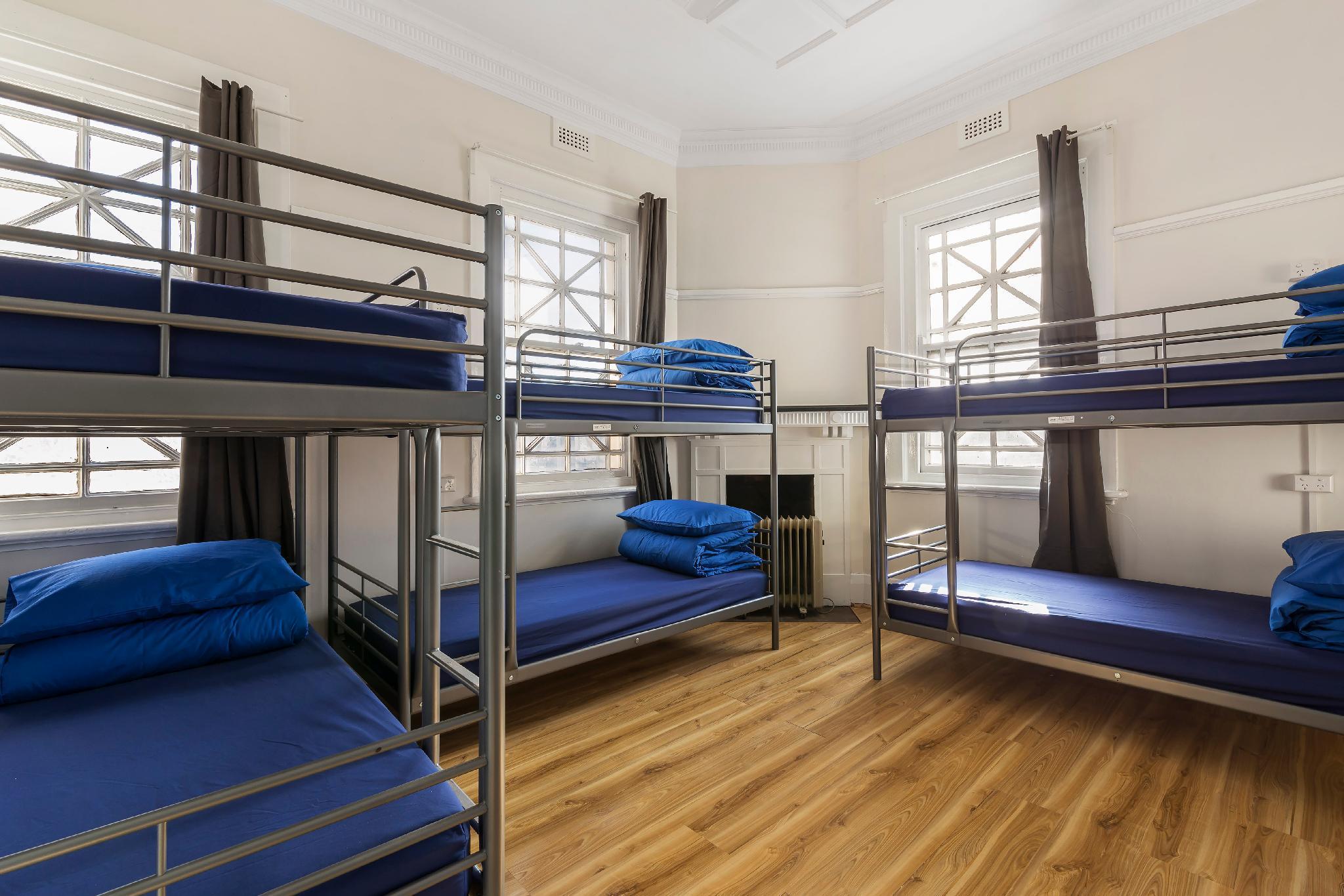 Mixed Dorm, 16 Beds, Shared Bathroom