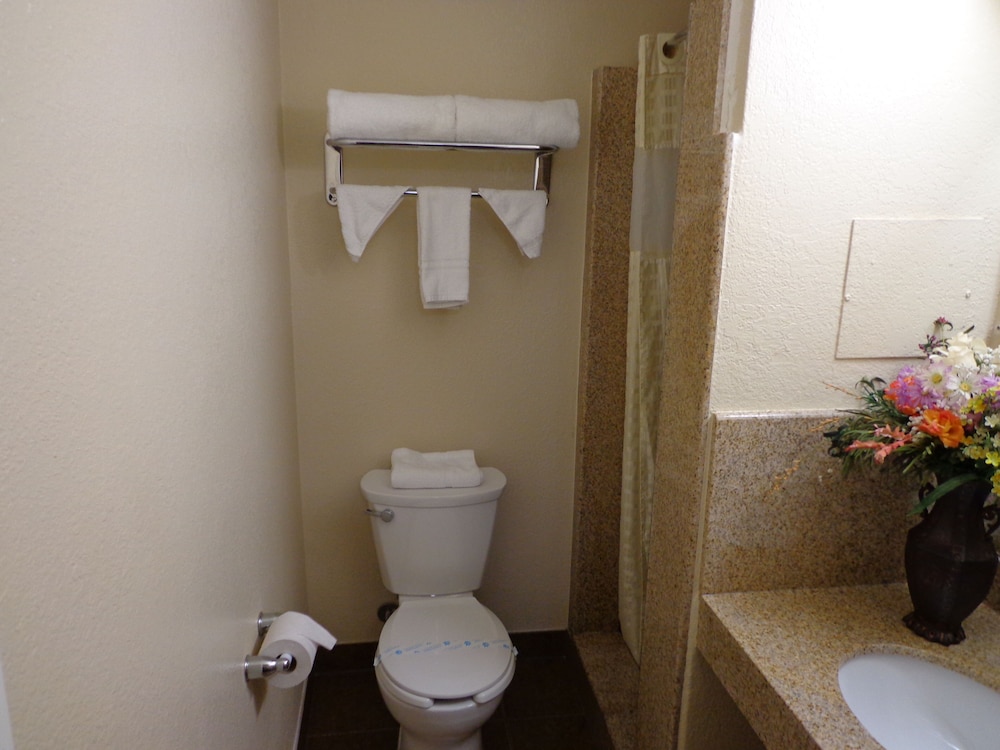 Economy Inn Express Warren 21/47