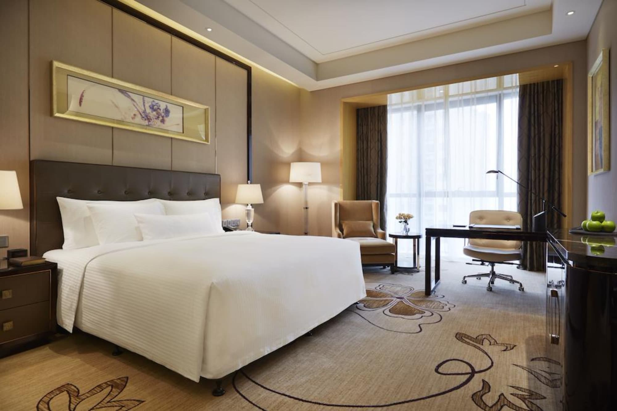 EXECUTIVE, KING BED