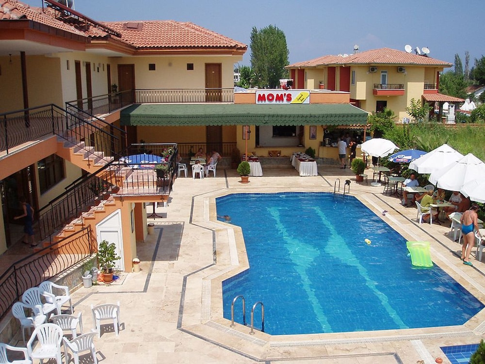 MOMS HOTEL 37/44