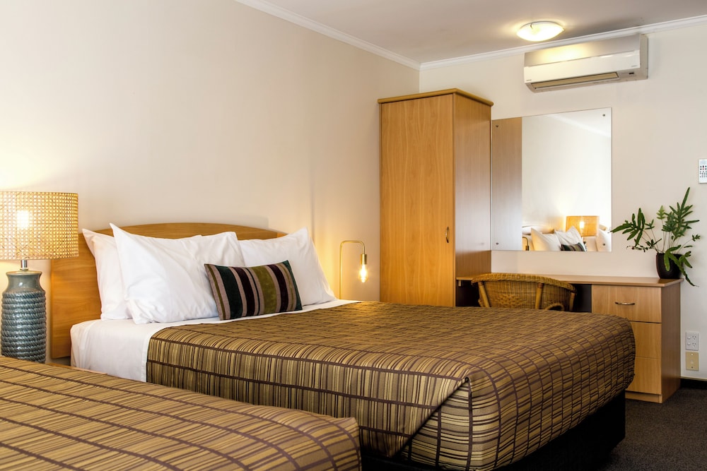 DELUXE, TWIN BEDS, JETTED TUB