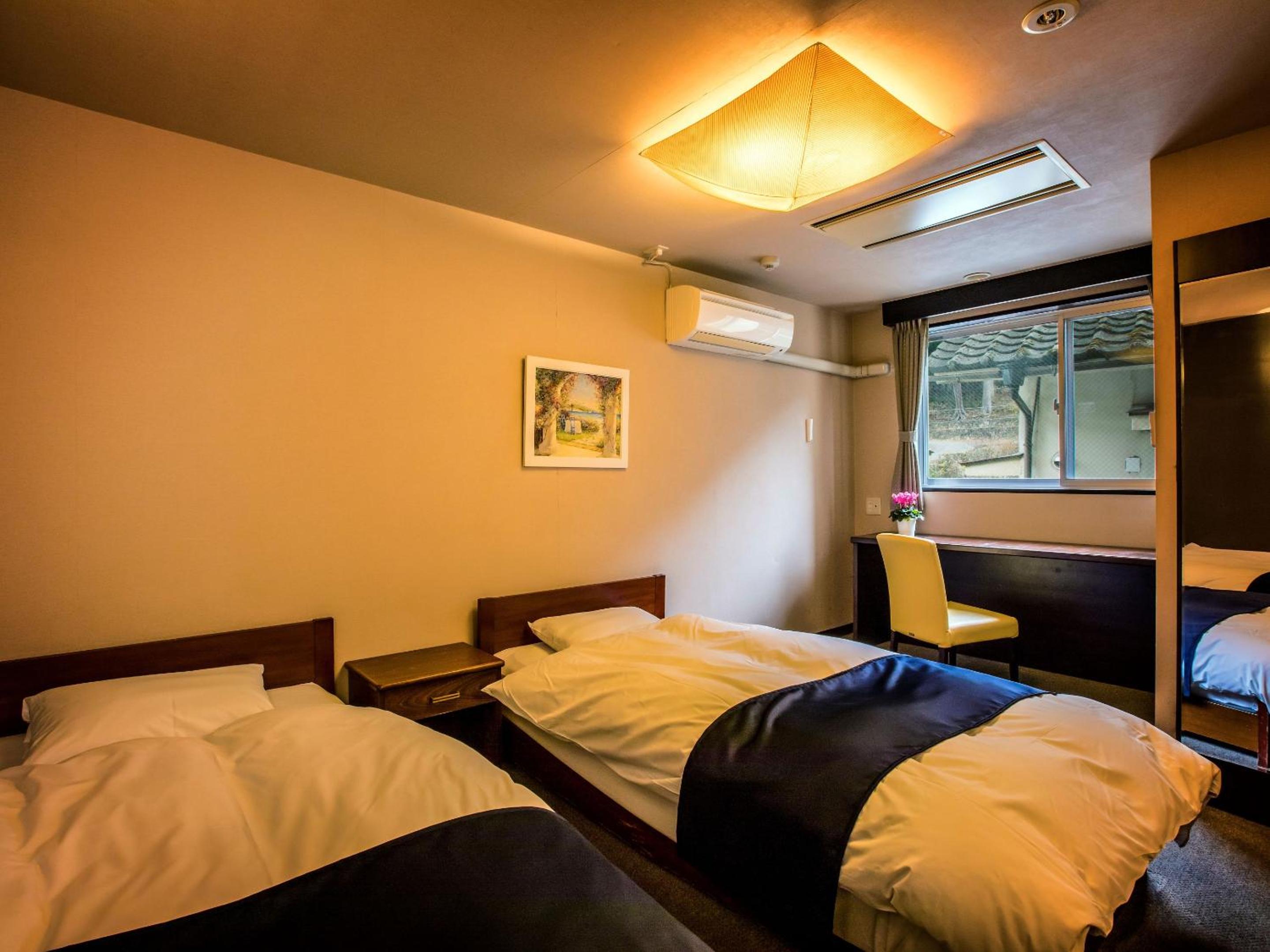 Economy, Twin Beds, No View, Shared Bathroom