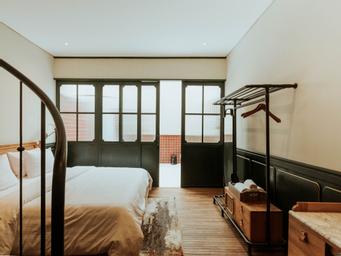 Medium, Loft, King Bed, Pool Area