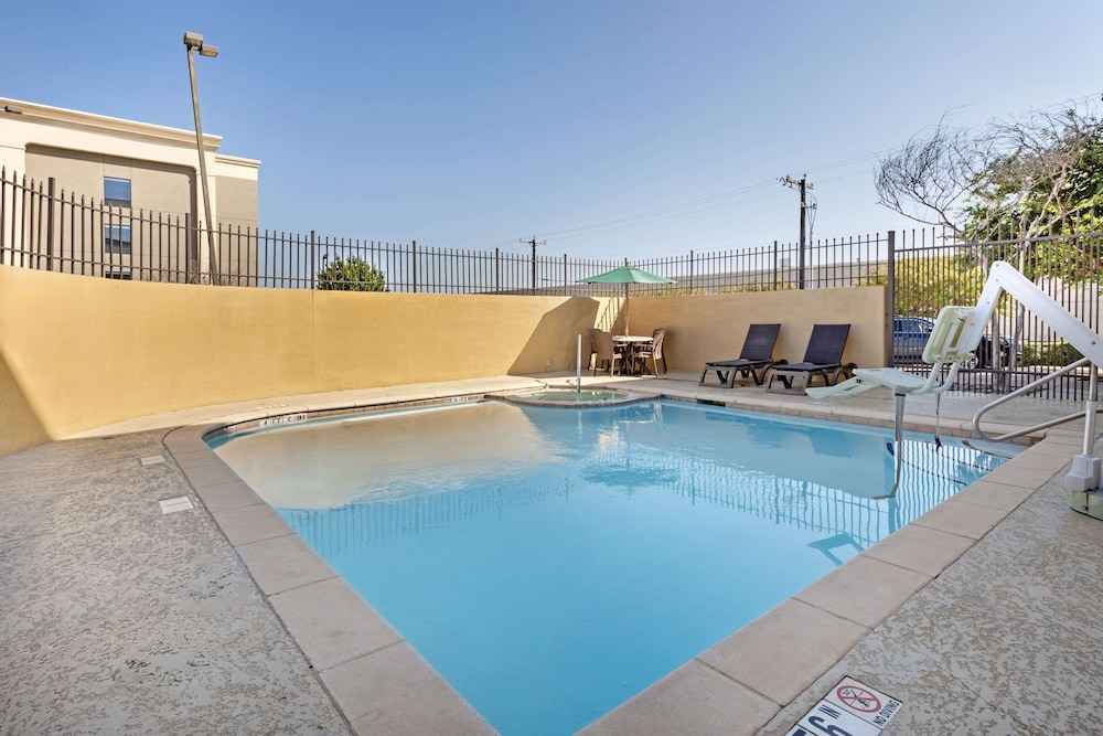 Comfort Suites West Dallas Cockrell Hill 35/35