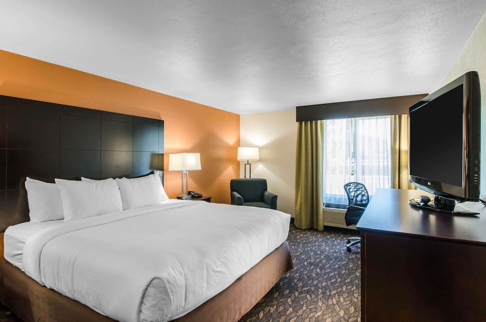 Comfort Inn & Suites Ashland, OR 12/40