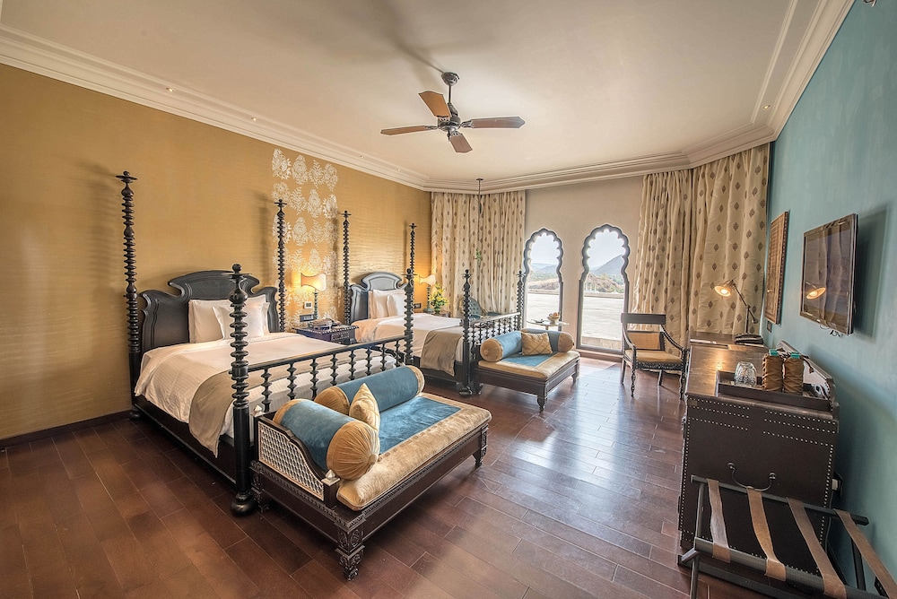 FAIRMONT GOLD, KING BED