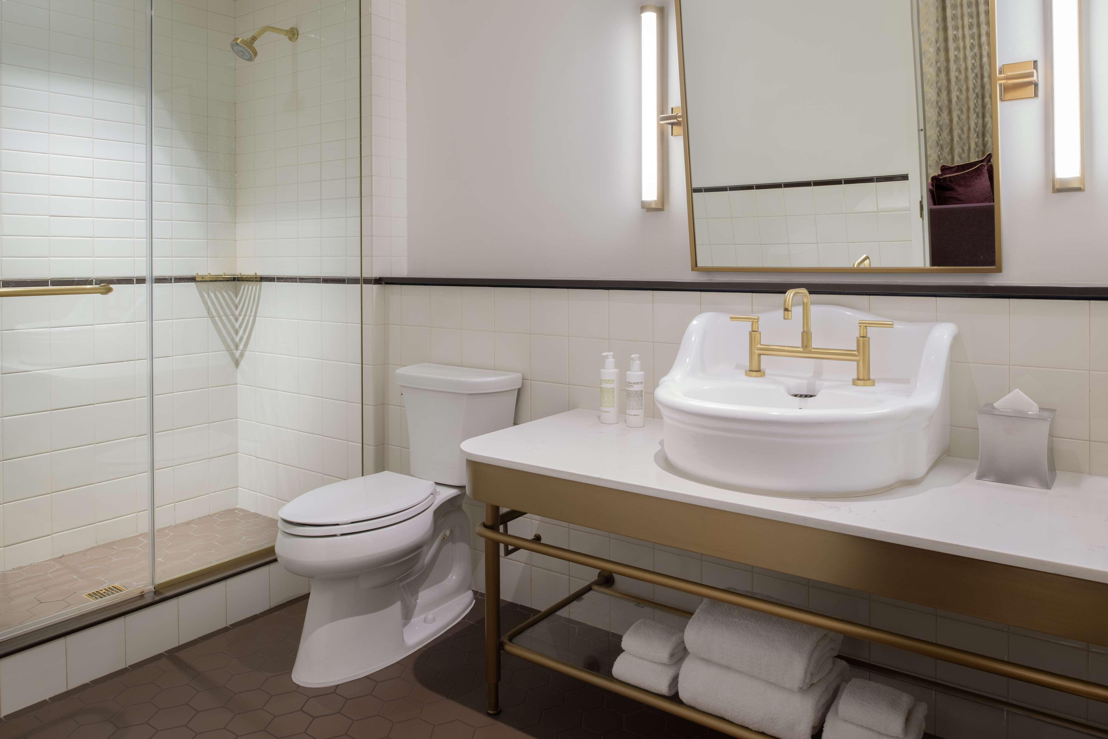 غرفة بسرير كينج بإطلالة على المدينة، Hotel Savoy Kansas City, Tapestry Collection by Hilton 2/2