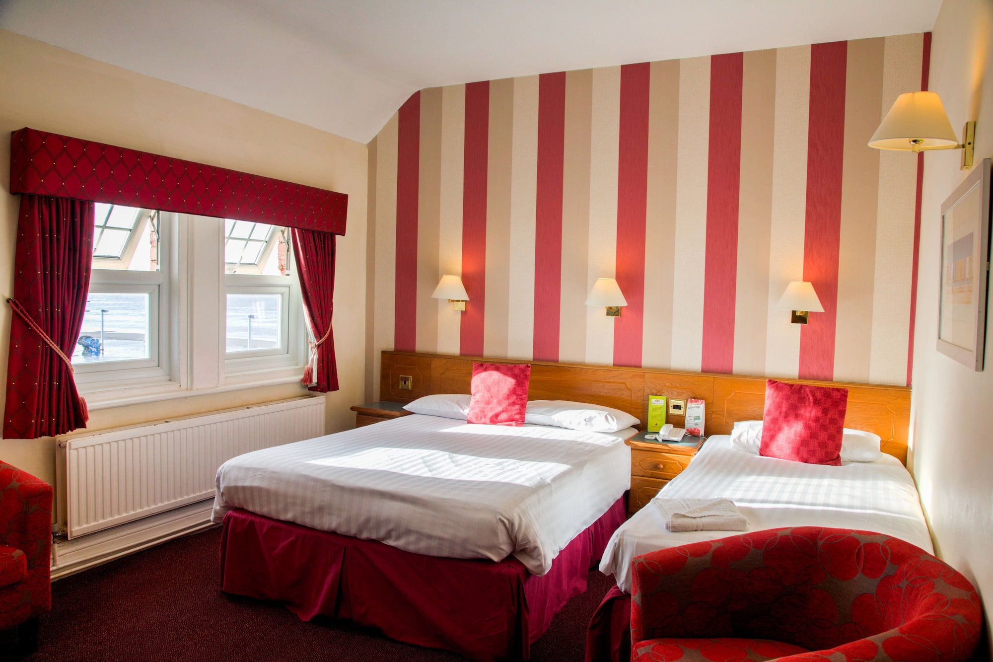 ROOM, DOUBLE BED, PARTIAL SEA VIEW