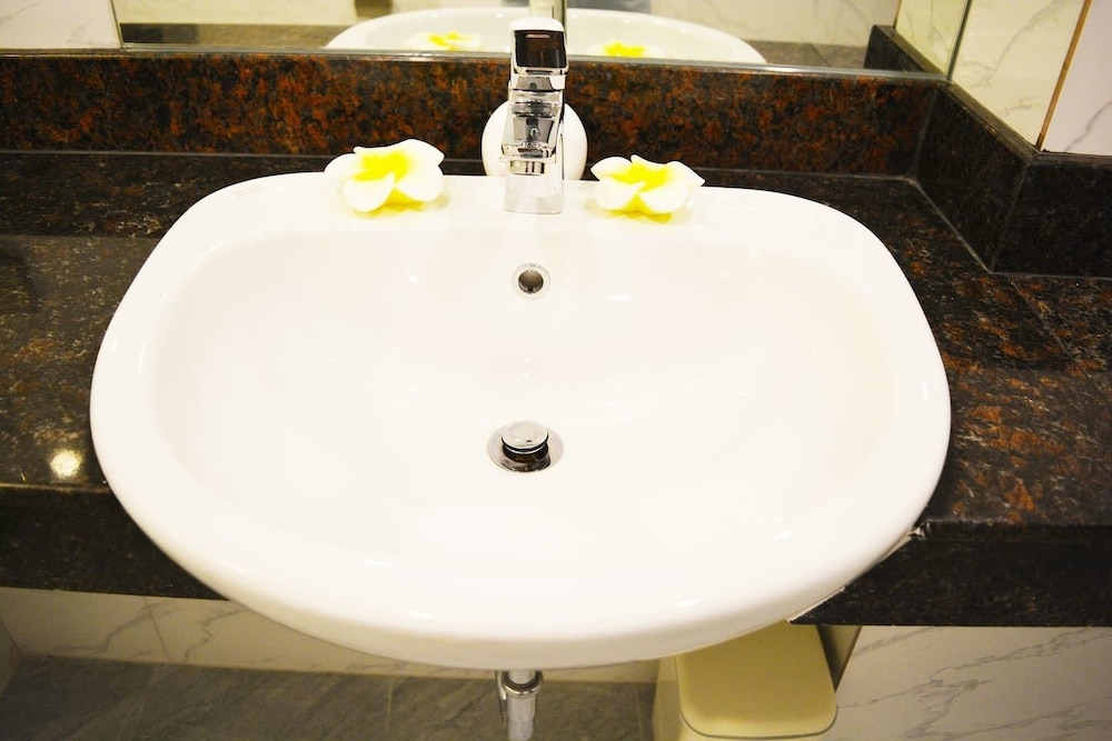 Serena Sathorn Suites 40/44