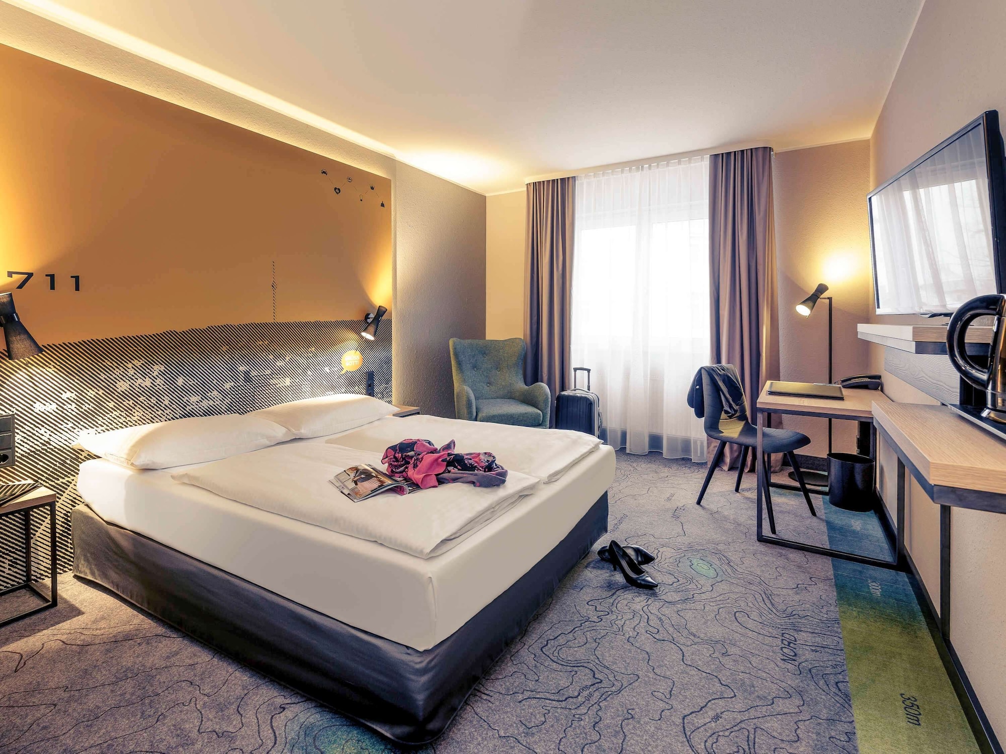 STANDARD, QUEEN BED