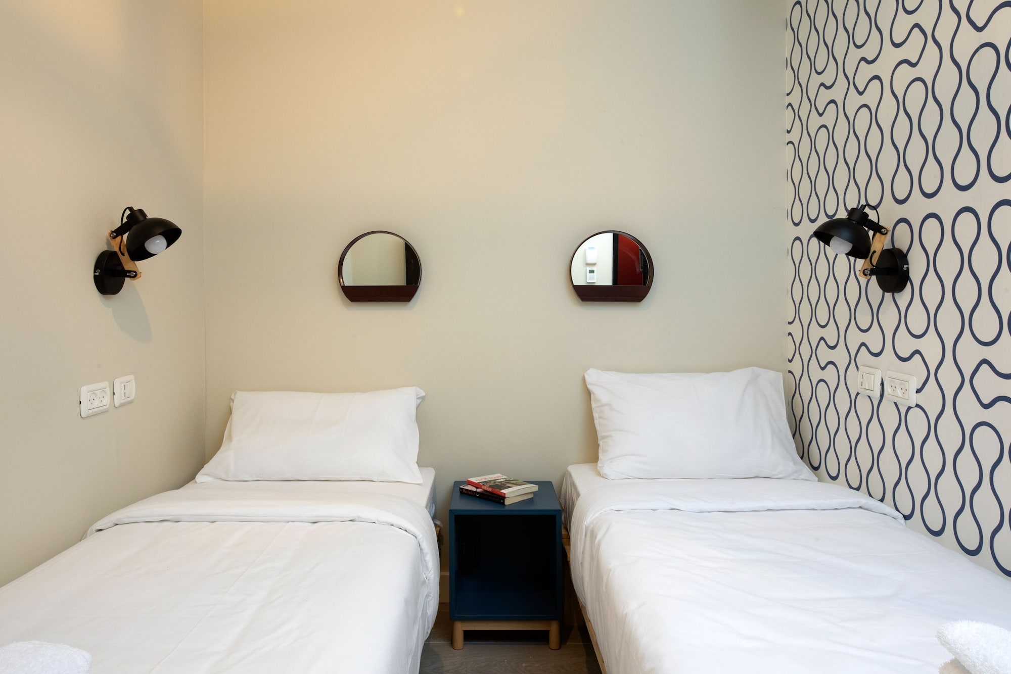 ROOM, TWIN BEDS