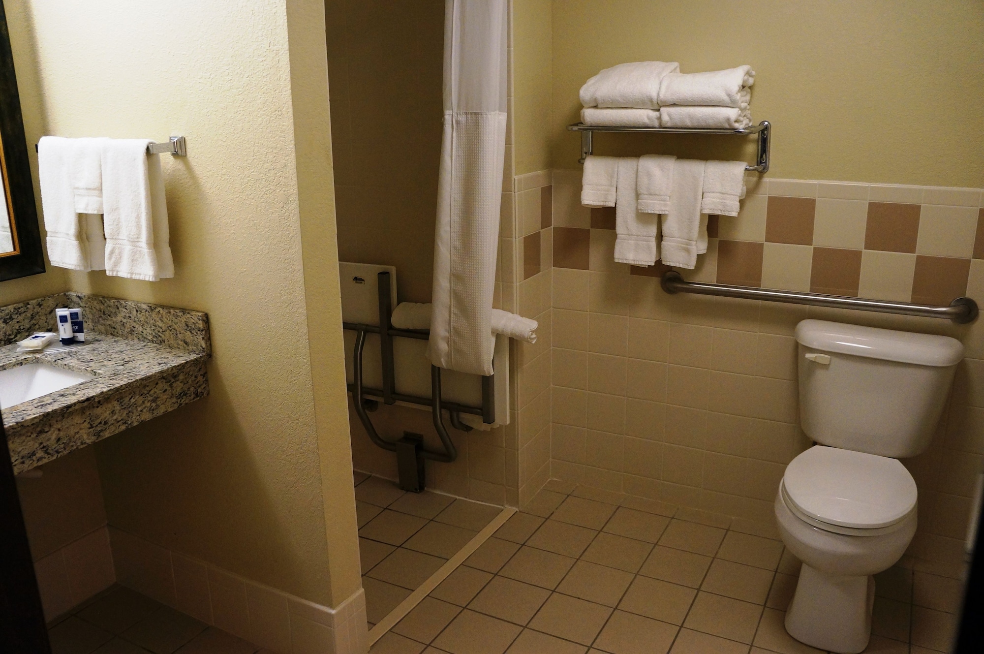 غرفة بسرير كينج لذوي الإعاقة، AmericInn by Wyndham Fort Dodge 2/3