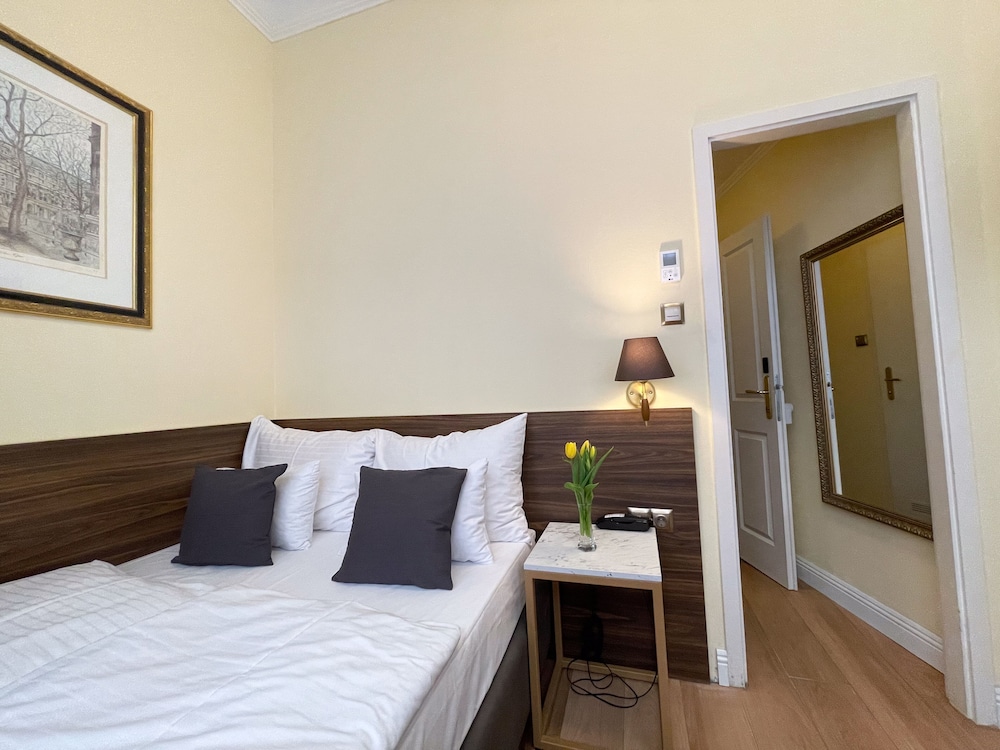 ROOM, DOUBLE BED, SMALL