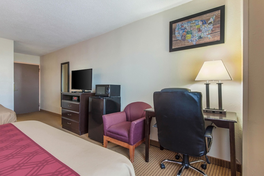 Econo Lodge Lexington, NE 38/44