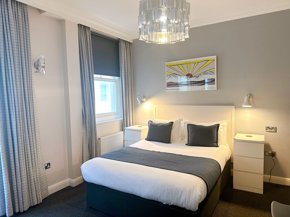 ROOM, KING BED