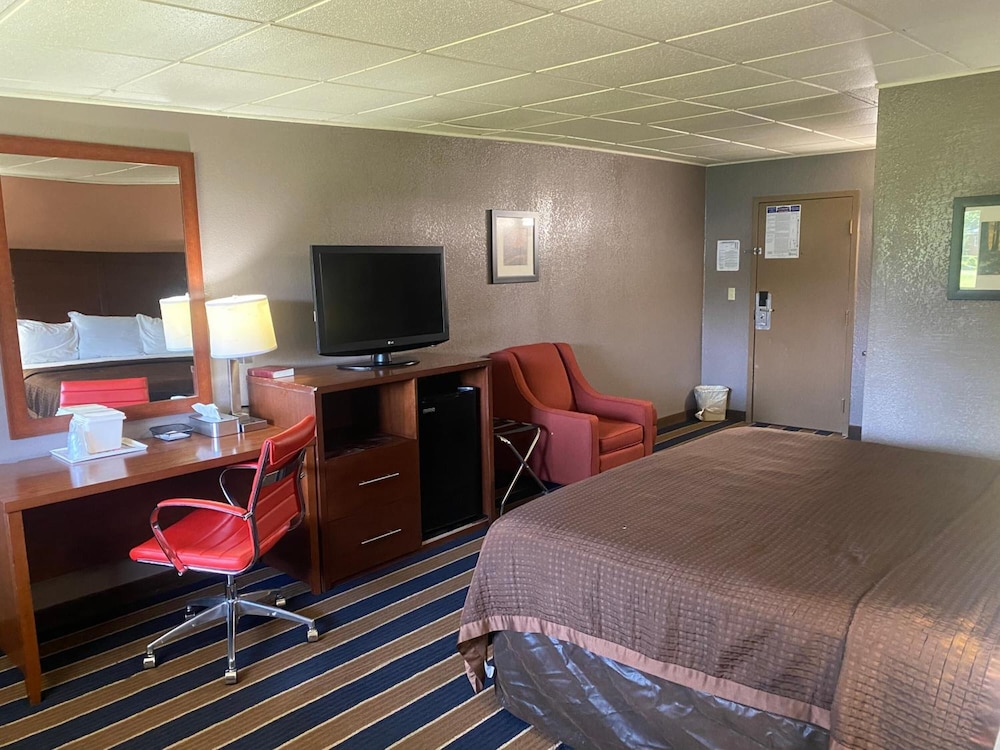 Economy Inn North Randall 28/49
