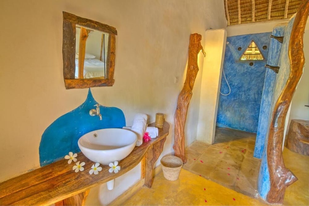 DISTANT RELATIVES ECOLODGE & BACKPACKERS 47/50