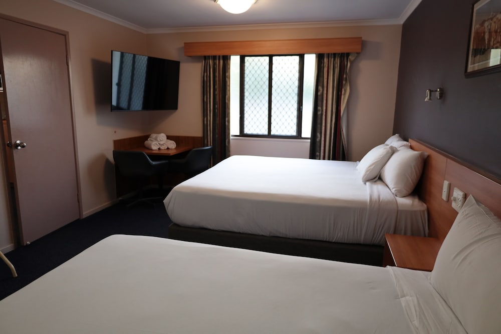 SUN PALMS MOTEL 28/67
