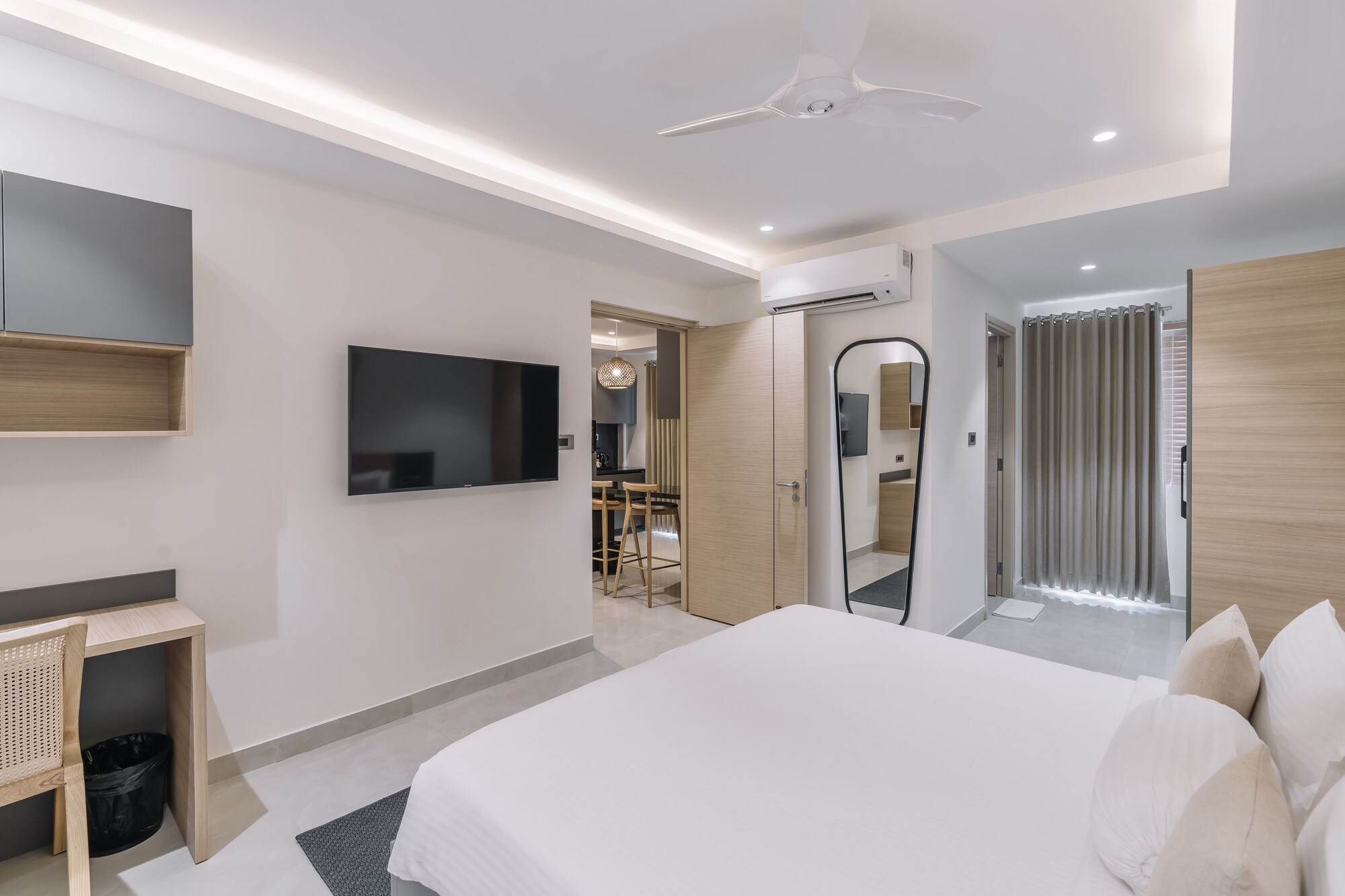 1 BEDROOM, SUITE