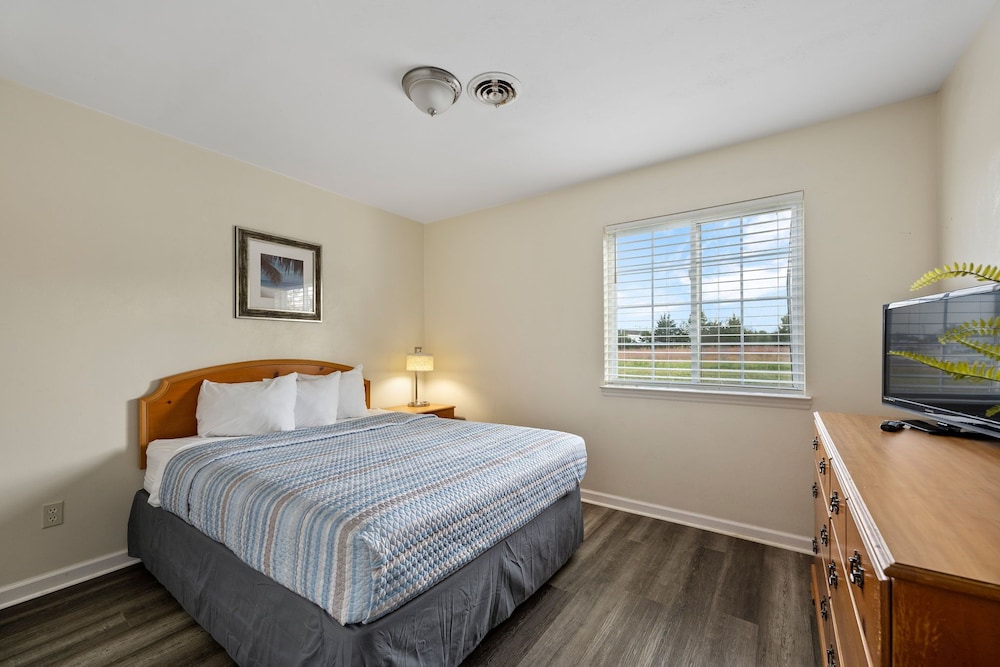 SUITE, QUEEN BED