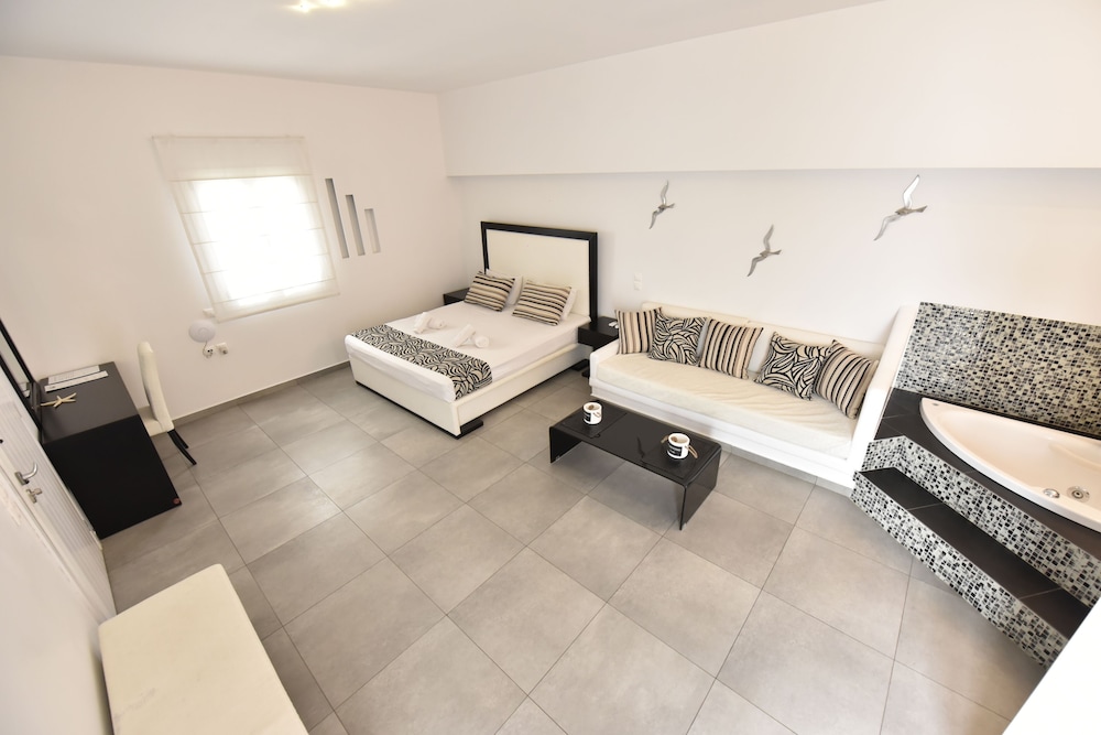Queen Boutique Suites 21/38