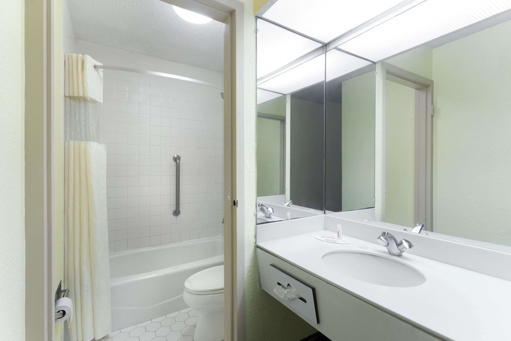 Days Inn By Wyndham Savannah Airport 18/19