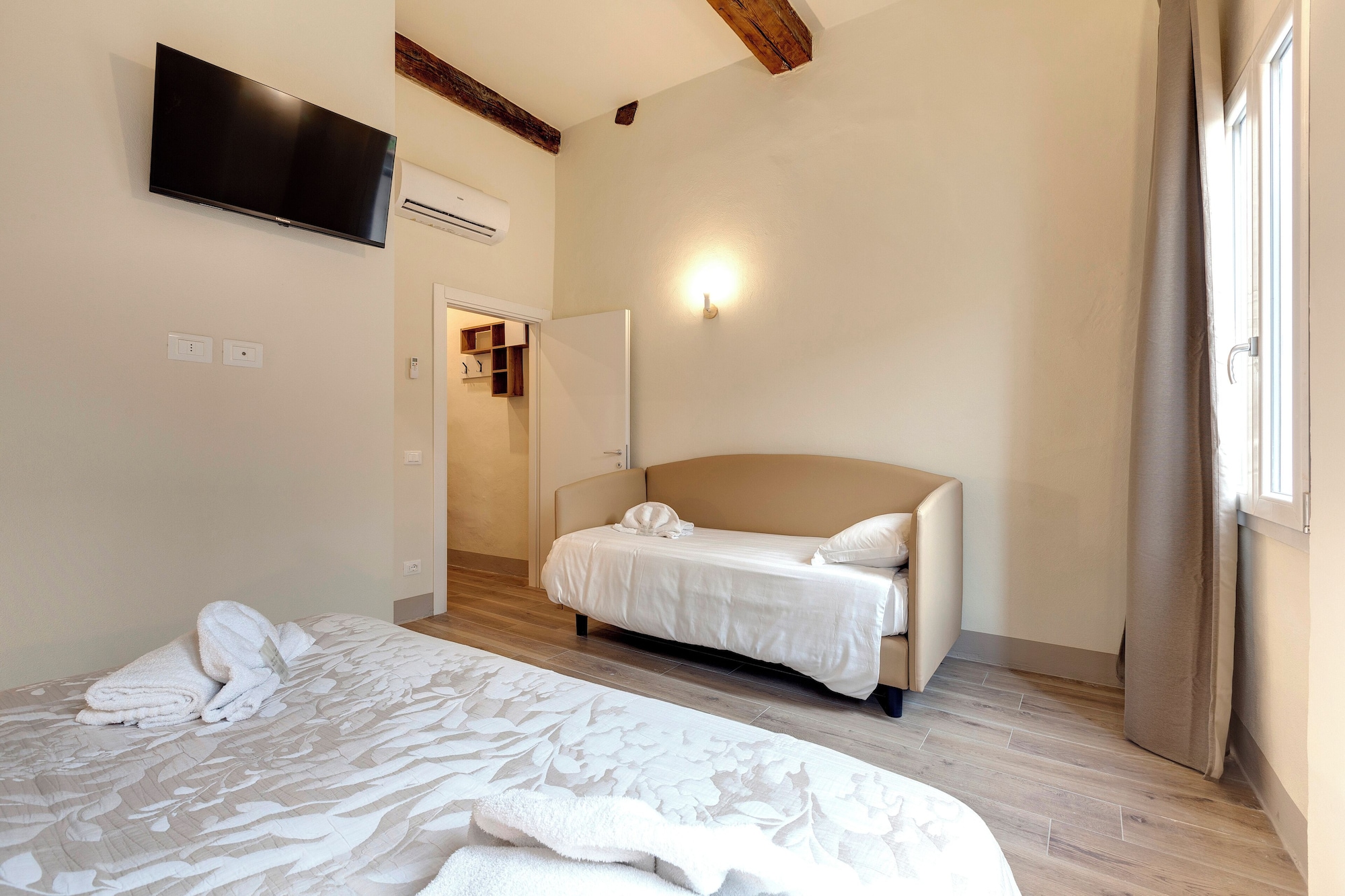 2 Bedrooms, Apartment, 1 Single and 2 Queen Beds, Sofa