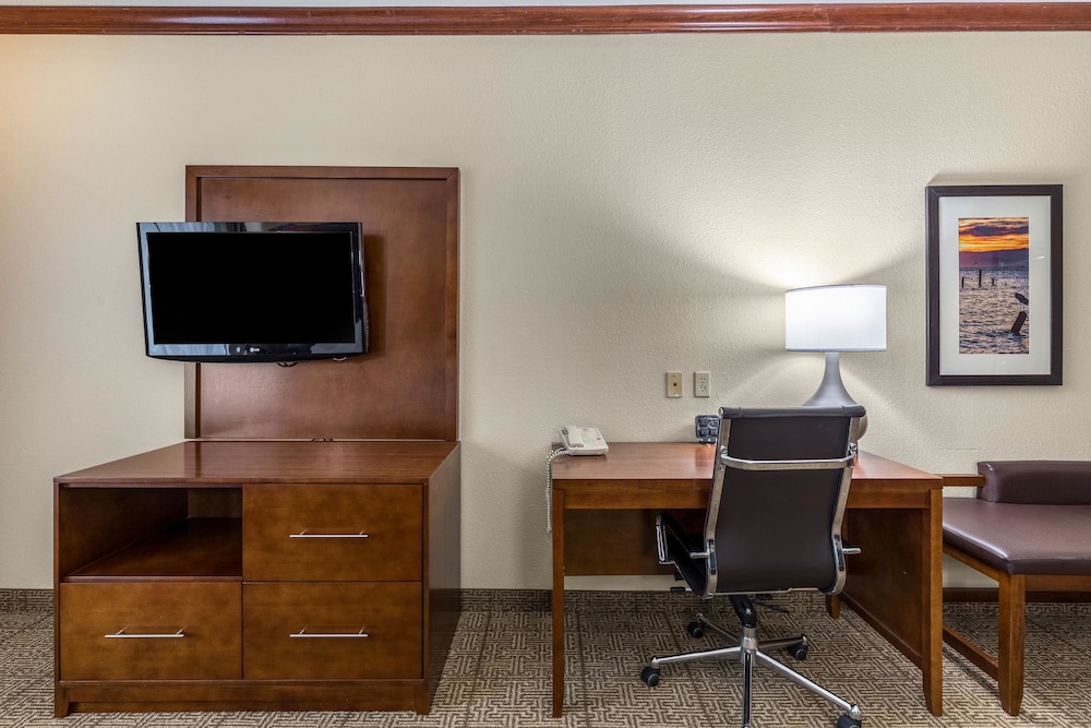 Comfort Suites Galveston Cruise Port Area - Beachside 37/44