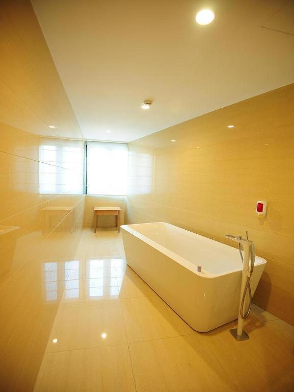 Intercity Hotel Qingdao 38/38