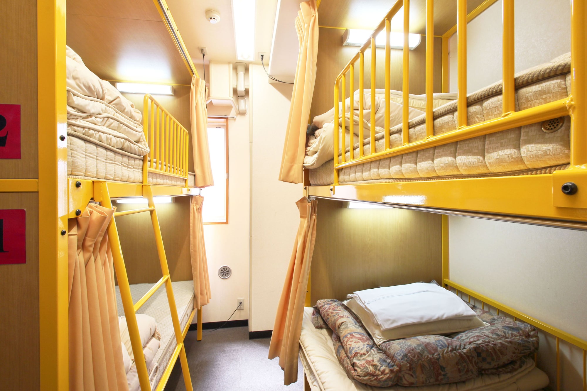 FEMALE DORM, FEMALE ONLY, SHARED BATHROOM