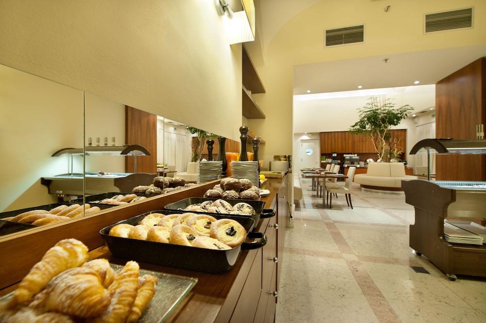Hotel Maestro by Adrez 35/47