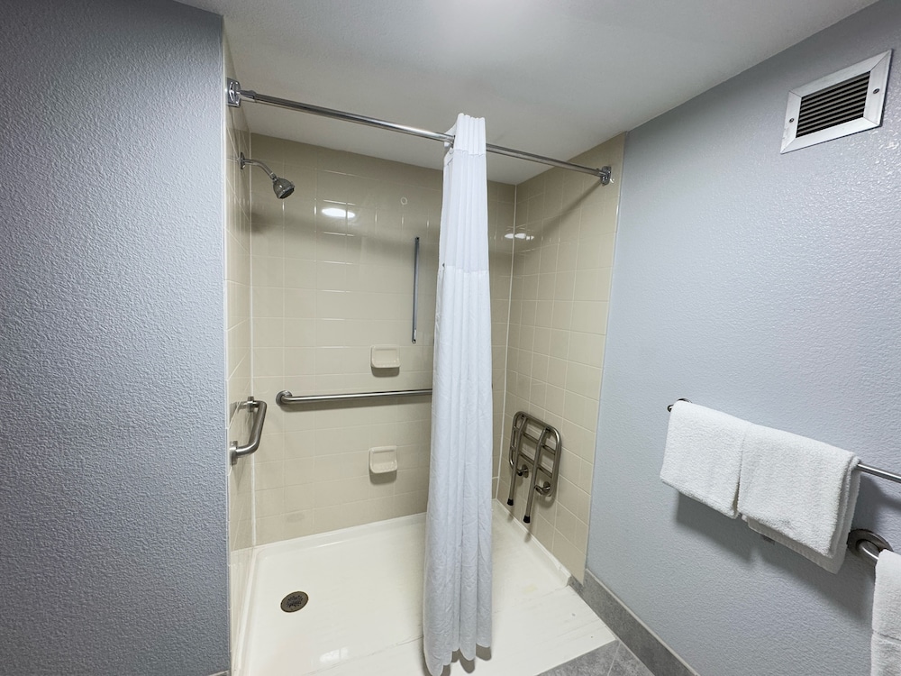 غرفة بسريرين مزدوجين لذوي الإعاقة، Super 8 by Wyndham Dallas Love Field Airport 9/9