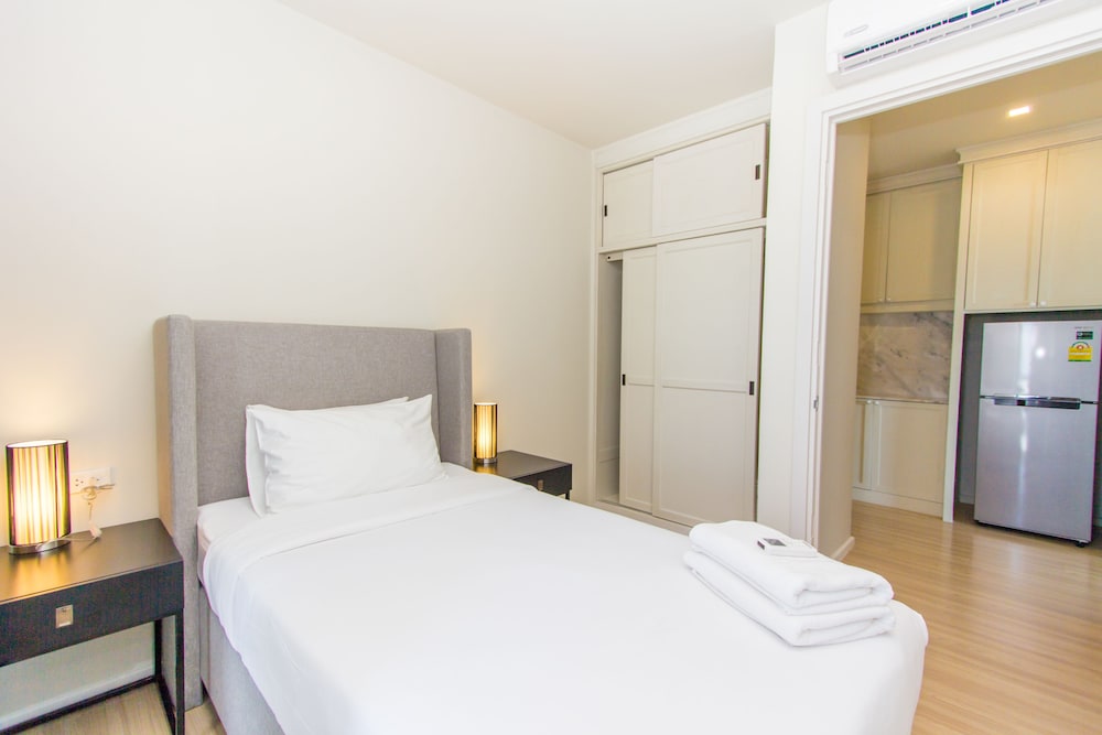DLUX Condominium 9/44