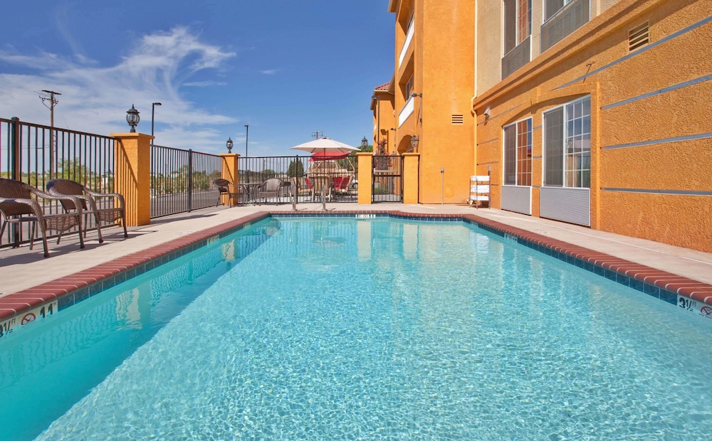 La Quinta Inn & Suites by Wyndham Fowler 9/61