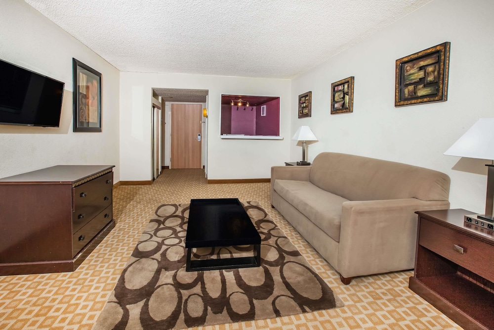 Days Inn By Wyndham Sherman 33/54
