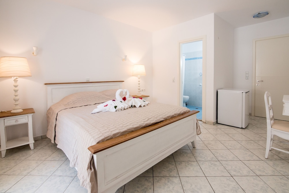 SEMI BASEMENT, CLASSIC, QUEEN BED, CITY VIEW