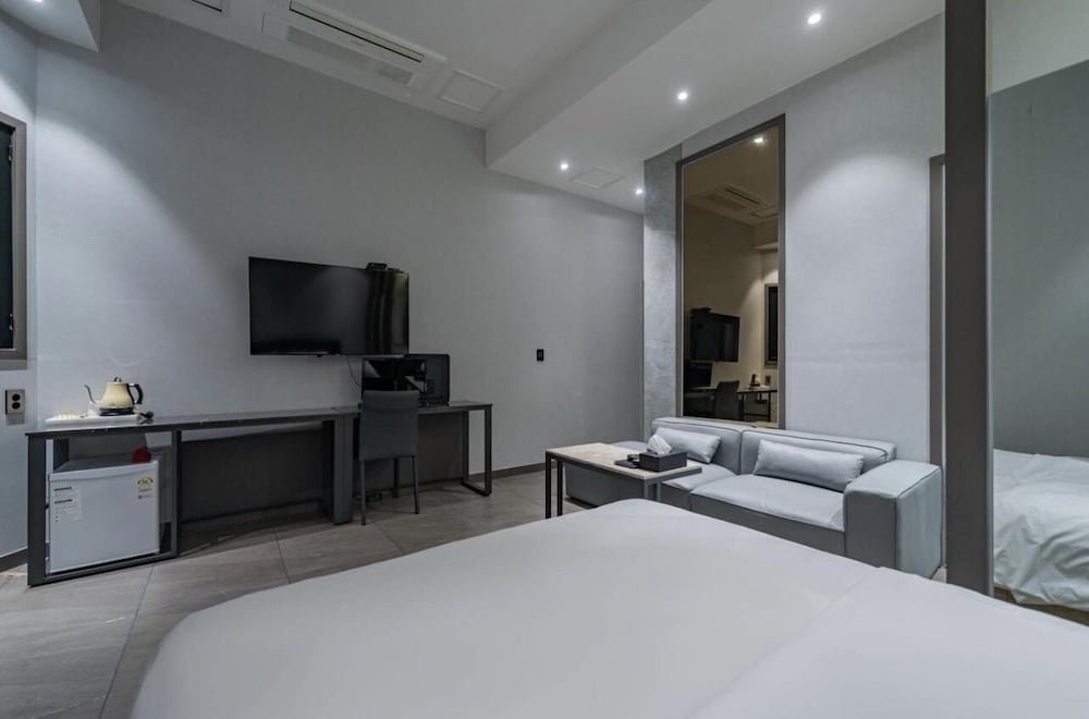 Suwon Station Myeongjak Hotel 22/57